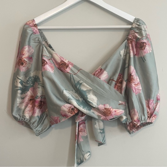 EXPRESS NWT Floral Satin Bow Back Crop Top - Sage Green Pink Size 2 - Picture 2 of 13